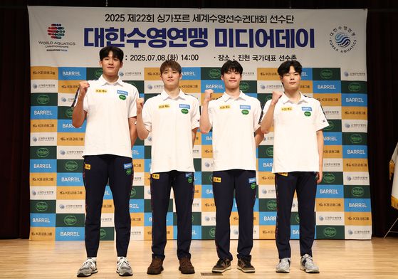 8일 충북 진천 국가대표 선수촌에서 열린 대한수영연맹 미디어데이에서 나란히 기념 촬영을 한 남자 계영ｍ 대표팀. 왼쪽부터 김영범, 김우민, 황선우, 이호준. 연합뉴스