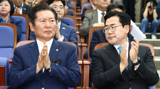 지난달 24일 더불어민주당 당대표 출마를 선언한 박찬대(오른쪽), 정청래 의원이 서울 여의도 국회에서 열린 의원총회에 참석해 자리하고 있다. 뉴스1