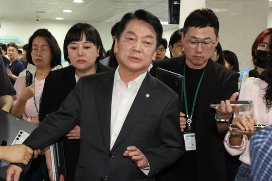 안철수 국민의힘 의원이 7일 오전 혁신위원장직 사퇴 기자회견을 마치고 나서고 있다. [연합뉴스]