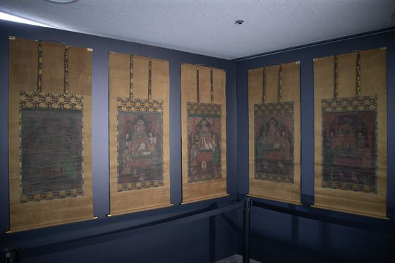 8일 서울 종로구 국립고궁박물관에서 열린 '불교미술의 진수' 고려 사경과 조선 불화의 귀환' 일본 환수 문화재 언론 공개 행사에서 시왕도가 공개되고 있다. 연합뉴스