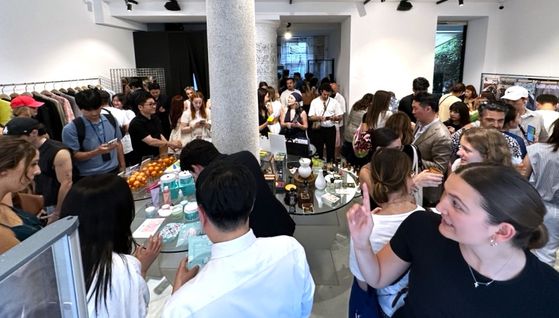 서울시가 이탈리아 밀라노에 마련한 K바이브 프롬 서울 팝업전시장. 밀라노(이탈리아)=문희철 기자