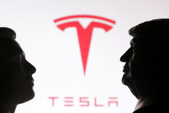 트럼프와 머스크의 관계는 테슬라 주식에 영향을 미치고 있다. 로이터=연합뉴스