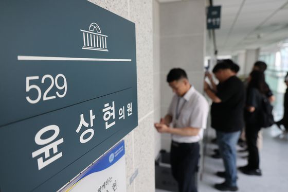 국민의힘 송언석 비상대책위원장 겸 원내대표가 8일 국회에서 윤상현 의원실 압수수색 등과 관련해 백브리핑을 통해 입장을 밝히고 있다. 연합뉴스