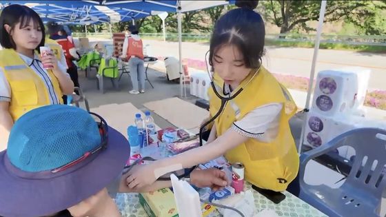 지난 5월 9일 경남 산청군 시천면 외공마을에서 경남간호고 학생들이 산불 피해 주민들과 현장 자원봉사자의 혈압을 측정하는 등 건강 체크를 하고 있다. 사진 경남간호고