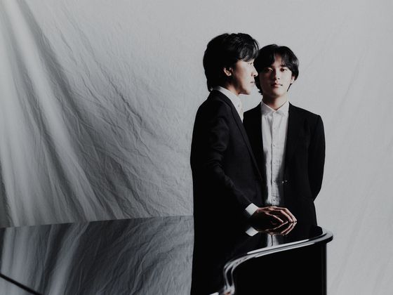 2017년부터 함께 하고 있는 사제 지간의 피아니스트 손민수(왼쪽)와 임윤찬. 이달 한 무대에서 연주한다. 사진 목프로덕션