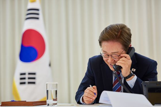 롤라인 레빗 백악관 대변인이 7일(현지시간) 워싱턴 D.C.  백악관 브래디 브리핑 룸에서 열린 일일 브리핑 중 도널드 트럼프 미국 대통령이 한국 대통령 이재명에게 보낸 서한을 들고 발언하고 있다. 로이터