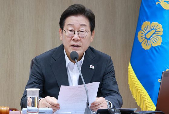 이재명 대통령이 8일 용산 대통령실에서 열린 국무회의에서 국기에 경례하고 있다. 연합뉴스