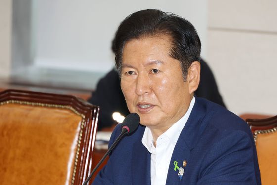 정청래 더불어민주당 의원이 8일 오후 서울 여의도 국회에서 열린 국방위원회 전체회의에서 인사말을 하고 있다. 뉴스1