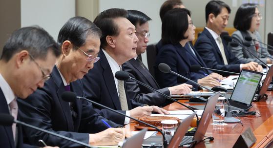 윤석열 전 대통령이 지난해 2월 20일 국무회의를 주재하는 모습. 윤 전 대통령은 “의대 2000명 증원은 최소한의 확충 규모”라고 했다. 하지만 정부는 과학적 근거를 대지 못 했다. [대통령실사진기자단]