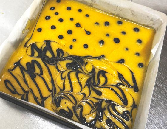 반죽의 일부에 코코아파우더를 넣어 얼룩무늬를 만들면 근사한 비주얼을 완성할 수 있다. 사진 염혜민