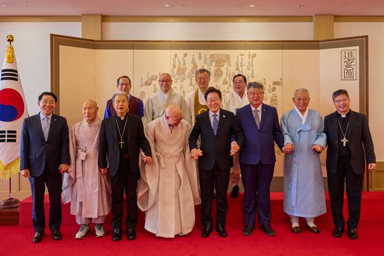 이재명 대통령이 9일 서울 용산 대통령실 청사에서 열린 오찬 간담회에 참석한 종교계 지도자들과 기념촬영을 하고 있다. 앞줄 왼쪽부터 김종생 한국기독교교회협의회 총무, 천태종 총무원장 덕수스님, 이용훈 한국천주교주교회의 의장주교, 조계종 총무원장 진우스님, 이 대통령, 김종혁 한국교회총연합회 대표회장, 최종수 성균관장, 정순택 천주교 서울대교구 교구장 대주교. 뒷줄 왼쪽부터 박인준 천도교 교령, 태고종 총무원장 상진스님, 나상호 원불교 교정원장, 김령하 한국민족종교협의회 회장. 연합뉴스