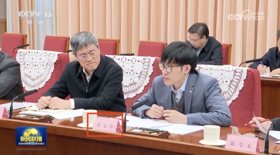 지난 1월 20일 리창 중국 국무원 총리가 올해 정부업무보고에 대해 인공지능 전문가와 대학 관계자들로부터 자문을 구하기 위해 마련한 자리에 참석한 량원펑(오른쪽) 딥시크 창업자와 런사오보 저장대 당서기의 모습. CC-TV 캡처