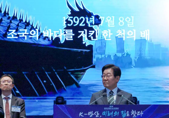 이재명 대통령이 8일 서울 그랜드 하얏트 호텔에서 열린 방위산업의 날 토론회를 주재하고 있다. 연합뉴스