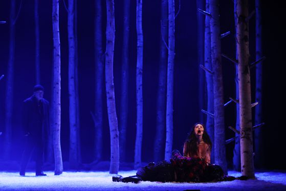 8일 서울 중구 국립극장에서 열린 연극 '렛미인' 프레스콜에서 뱀파이어 소녀 일라이가 사람의 피를 먹는 모습. 연합뉴스