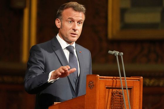 에마뉘엘 마크롱 프랑스 대통령이 8일 영국 런던 웨스트민스터 궁전에서 의회 연설을 하고 있다. 로이터=연합뉴스