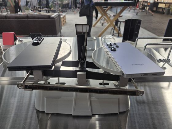 갤럭시Z폴드 7과 갤럭시 S25울트라의 무게를 저울로 재어 비교하는 모습. Z폴드 7은 S25울트라에 비해 3g더 가볍다. 뉴욕=박해리 기자