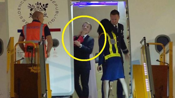 마크롱 대통령이 지난 5월 25일(현지시간) 베트남 하노이에 도착해 비행기에서 내리기 직전 브리지트 여사에게 얼굴을 맞는 장면. AP=연합뉴스