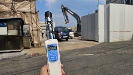 8일 오후 4시 서울시 용산구의 한 공사장 앞 기온이 40.5도로 나타나고 있다. 정은혜 기자