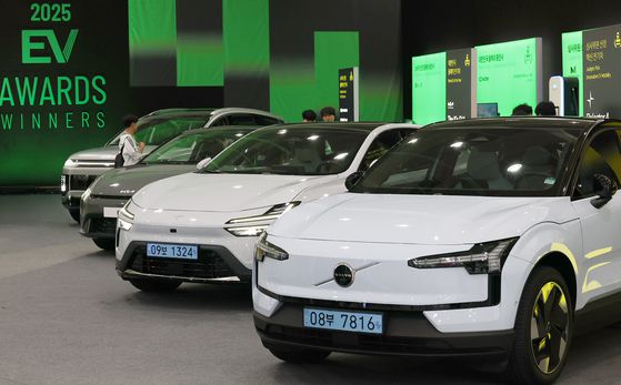 지난달 서울 강남구 코엑스에서 열린 '전기차트렌드코리아 2025'에 여러 모델의 전기차가 전시된 모습. 뉴스1