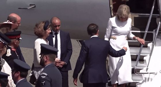 8일(현지시간) 에마뉘엘 마크롱 프랑스 대통령이 전용기에서 내리는 브리지트 여사에게 손을 내밀었으나, 브리지트 여사가 난간만 잡고 내려오고 있다. 사진 X 캡처