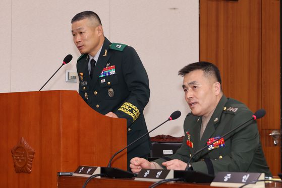 지난해 7월 19일 국회 법제사법위원회에서 열린 '윤석열 대통령 탄핵소추안 발의 요청' 국민동의 청원 청문회에서 김동혁 국방부 검찰단장(왼쪽)과 박정훈 전 해병대 수사단장이 항명 사건 수사 과정과 관련한 질문에 정반대의 대답을 하고 있다. 연합뉴스