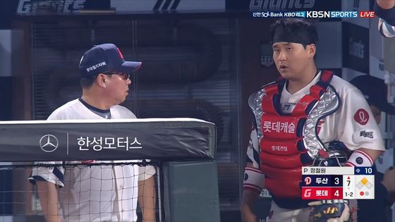 롯데 김태형 감독(왼쪽)이 8일 사직 두산전 도중 벤치에서 유강남과 이야기하고 있다. 유강남은 이날 경기 7회 수비에서 패스트볼을 범해 손성빈과 교체됐다. 사진 티빙 중계화면 캡처
