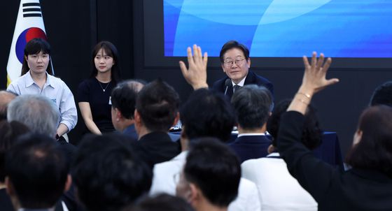 이재명 대통령이 25일 광주시 동구 국립아시아문화전당에서 열린 호남 지역발전을 위한 간담회에서 참석자들의 질문을 받고 있다. 대통령실사진기자단