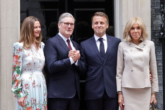 9일 영국 런던 다우닝가 10번지에서 키어 스타머 영국 총리(왼쪽 두 번째)와 부인 빅토리아 스타머(왼쪽 첫 번째)가 에마뉘엘 마크롱 프랑스 대통령(오른쪽 두 번째)과 부인 브리짓 마크롱 부인을 영접하고 있다. 신화=연합뉴스