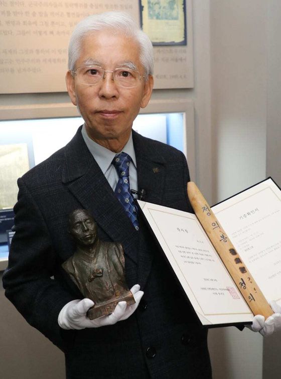 2018년 서울 용산구 식민지역사박물관에서 '정의봉'을 기증하며 기념촬영한 고(故) 박기서씨. 연합뉴스