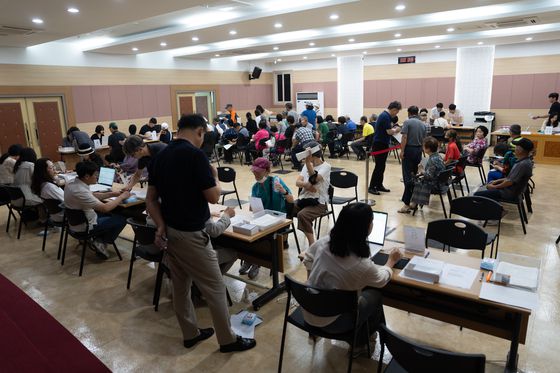 충북 증평군 민생안정지원금 신청 첫 날인 지난달 30일 군청 회의실에 온 주민들이 지원금을 신청하고 있다. 사진 증평군