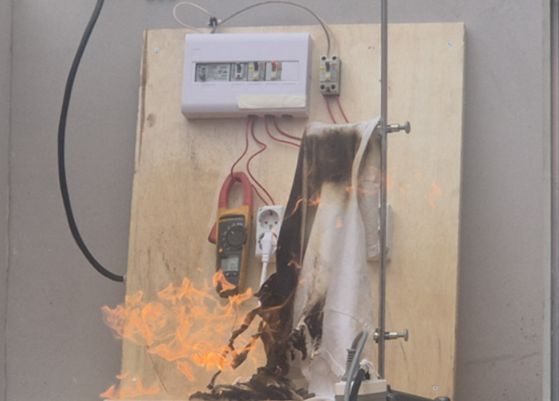 지난달 24일 오전 어린이 2명이 숨지고 다친 부산진구의 한 아파트 화재 현장에서 한 시민이 우산을 쓰고 지나고 있다. 이날 오전 4시 15분께 한 아파트 4층에서 부모가 일을 나간 사이 불이 나 10살 언니와 7살 동생이 숨졌다. 송봉근 기자