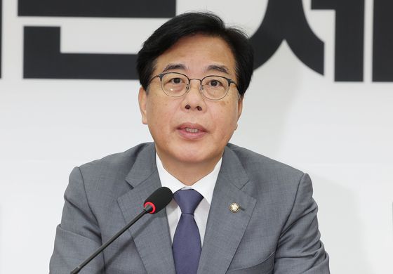 윤석열 전 대통령이 지난 9일 서울 서초구 서울중앙지법에서 열린 직권남용 등 혐의 영장실질심사(구속 전 피의자 심문)를 마친 뒤 대기 장소인 서울구치소로 이동하기 위해 법원을 나서고 있다. 뉴시스