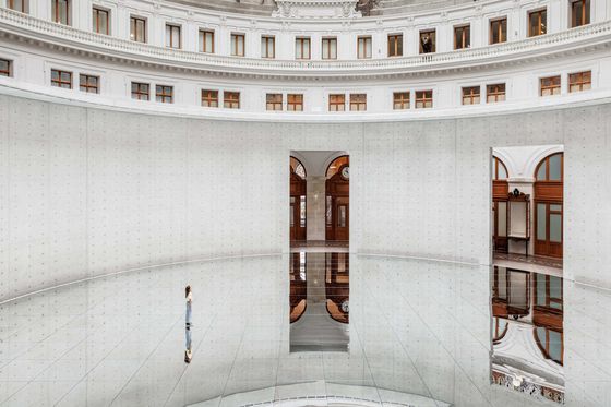 2024년 프랑스 파리 피노컬렉션 미술관(부르스 드 코메르스)에서 열린 '호흡-별자리' 전시 전경. 김수자 작가는 유리 돔 천장 아래 원형 전시장 바닥을 418개 유리로 뒤덮었다. [사진 드 코메르스-피노컬렉션]