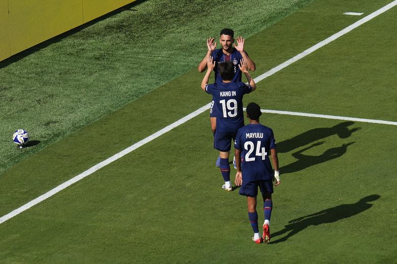 파리생제르맹 이강인(가운데)은 환상패스로 팀의 4번째 골의 기점 역할을 했다. [AP=연합뉴스]