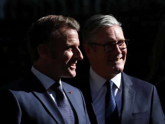 에마뉘엘 마크롱 프랑스 대통령이 8일 영국 런던에서 영국을 국빈 방문하는 동안 키어 스타머 영국 총리와 만나 회담하는 모습. 로이터=연합뉴스