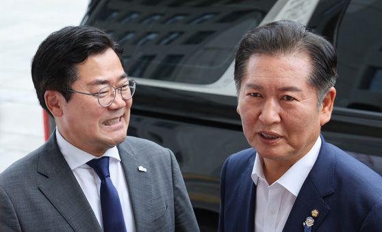 더불어민주당 당대표에 도전하는 정청래(오른쪽), 박찬대 의원(왼쪽). 뉴스1