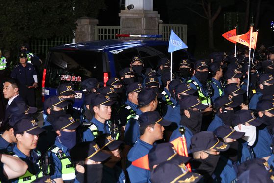 9일 밤 윤석열 전 대통령을 태운 호송차가 서울구치소에 도착하고 있다. 윤 전 대통령은 이곳에서 영장실질심사 결과를 기다렸다. [뉴스1]