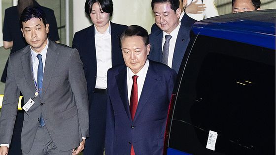 12·3 비상계엄과 관련해 특검 수사를 받는 윤석열 전 대통령이 9일 밤 서울중앙지법에서 두 번째 구속 전 피의자심문(영장실질심사)을 마친 뒤 대기장소인 서울구치소로 이동하고 있다. 뉴스1