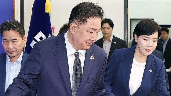 더불어민주당 김병기 당 대표 직무대행 겸 원내대표(가운데)가 11일 국회에서 열린 최고위원회의에 입장하고 있다. 연합뉴스