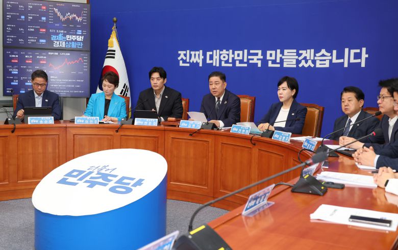 김병기 더불어민주당 대표 직무대행 겸 원내대표가 11일 서울 여의도 국회에서 열린 최고위원회의에 참석해 모두 발언을 하고 있다. 뉴스1