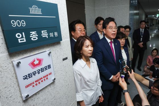 송언석 국민의힘 비상대책위원장 겸 원내대표가 11일 서울 여의도 국회 의원회관 임종득 국민의힘 의원 사무실 앞에서 순직해병 특검팀의 임 의원실 압수수색을 비판하고 있다. 뉴스1