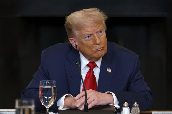 도널드 트럼프 미국 대통령(오른쪽)과 마크 카니 캐나다 총리가 지난달 16일(현지시간) 캐나다 앨버타주 카나나스키스에서 열린 주요 7개국(G7) 정상들의 사진 촬영 중 대화를 나누고 있다. AFP=연합뉴스