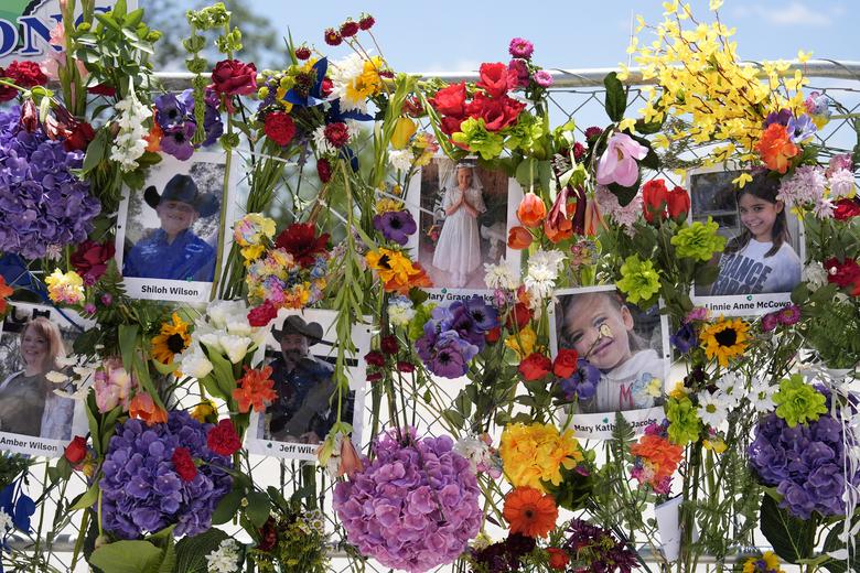 지난 10일(현지시간) 미국 텍사스주 커빌의 과달루페 강변에 돌발 홍수 희생자들을 추모하기 위한 십자가가 세워져 있다. AP=연합뉴스