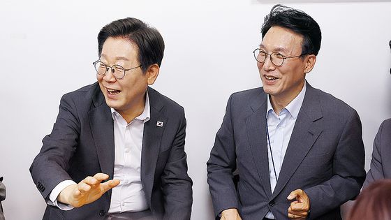 이재명 대통령이 8일 서울 용산 대통령실 청사 매점에서 출입기자단과 예정에 없던 티타임을 가지고 있다. 오른쪽은 김민석 국무총리. 김현동 기자