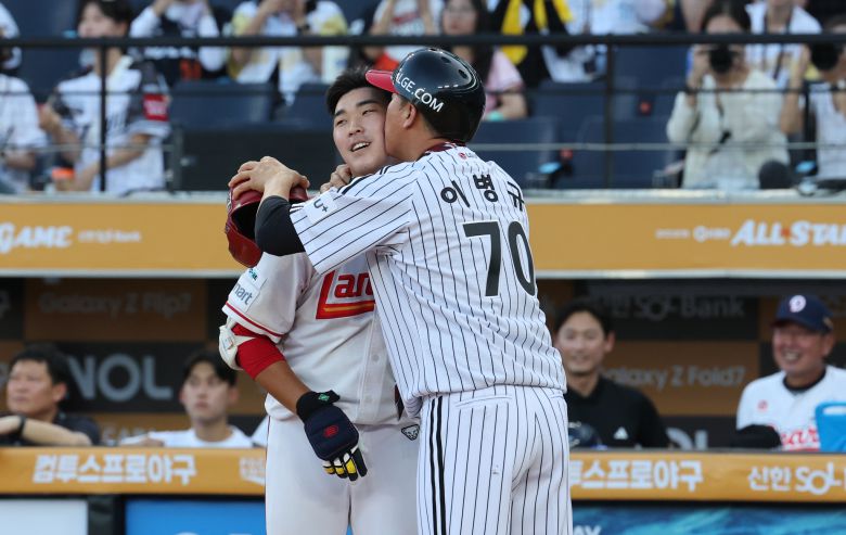 북부리그 올스타의 코치 이병규 LG 2군 감독과 8번 우익수로 나선 아들 SSG 이승민은 뽀뽀 세리머니를 했다. [뉴스1]