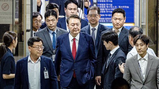 윤석열 전 대통령이 지난 9일 서울 서초구 서울중앙지법에서 열린 구속 전 피의자 심문(영장실질심사)을 마친 뒤 서울구치소로 향하고 있다. 사진공동취재단