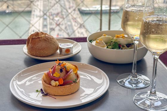 탑 1층에 자리한 식당 ‘마담 브라세리’에서 맛본 음식들.