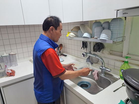 지난 4일 경기 수원시 영통구 청와아파트 주민이 공급된 수돗물을 틀고 있다. 사진 수원시