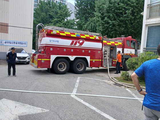 소방 살수차가 단수된 경기 수원시 영통구 청와아파트에 급수 지원하는 모습. 박기준 청와아파트 주민자치위원장 제공