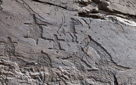 반구대 암각화에 사람과 동물 모양이 선명하게 새겨져 있다. 오른쪽 고래 모습은 어미는 음각으로, 등에 업힌 새끼는 양각으로 표현한 진일보한 암각 기법이다. 송봉근 기자